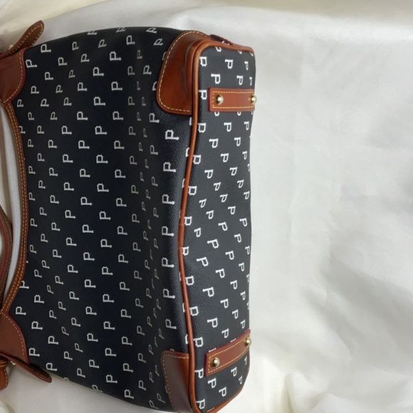 Dooney and Bourke MLB Pittsburgh Pirates shoulder bag - Picture 7 of 10